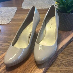 Bandolino nude spike heels patent leather
9M size
Approximately 3 inch heel
